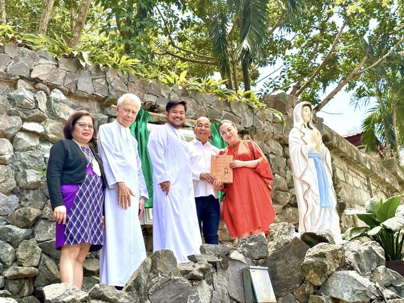 DLSU-D presents gift of friendship to City of Dasmariñas